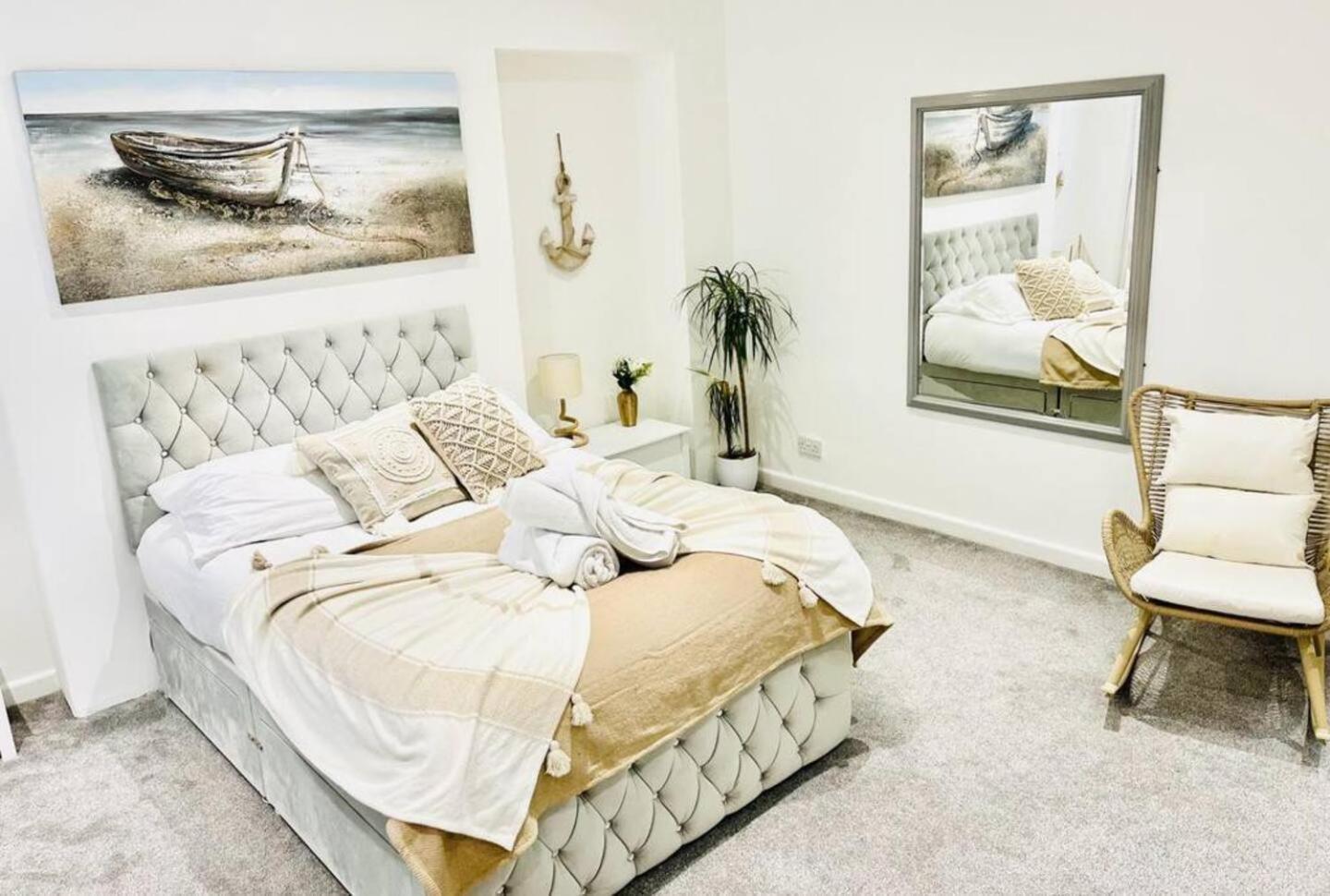 Stunning 3 Double Bedroom Beach Front Apartment Portsmouth Exteriör bild
