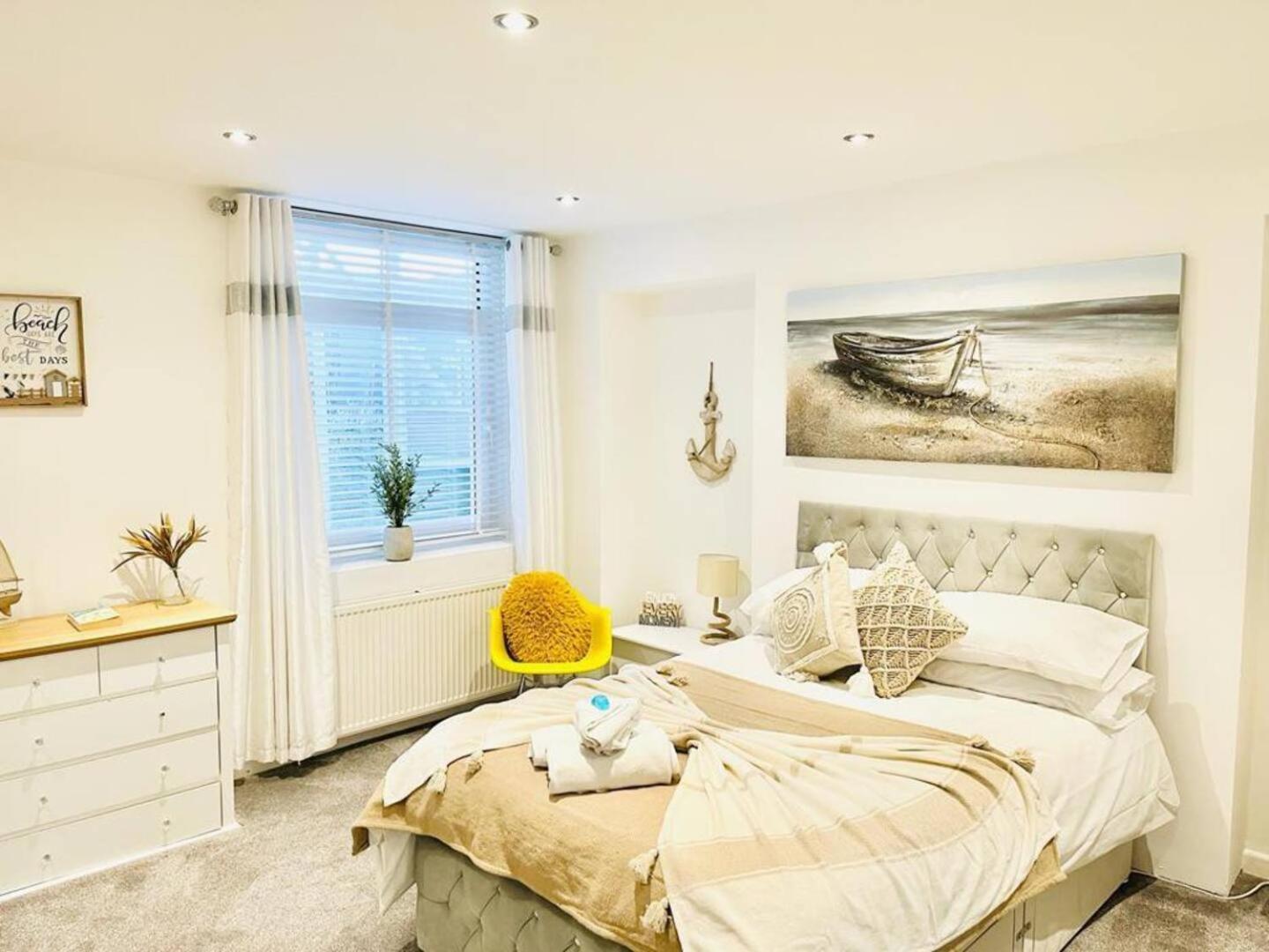 Stunning 3 Double Bedroom Beach Front Apartment Portsmouth Exteriör bild