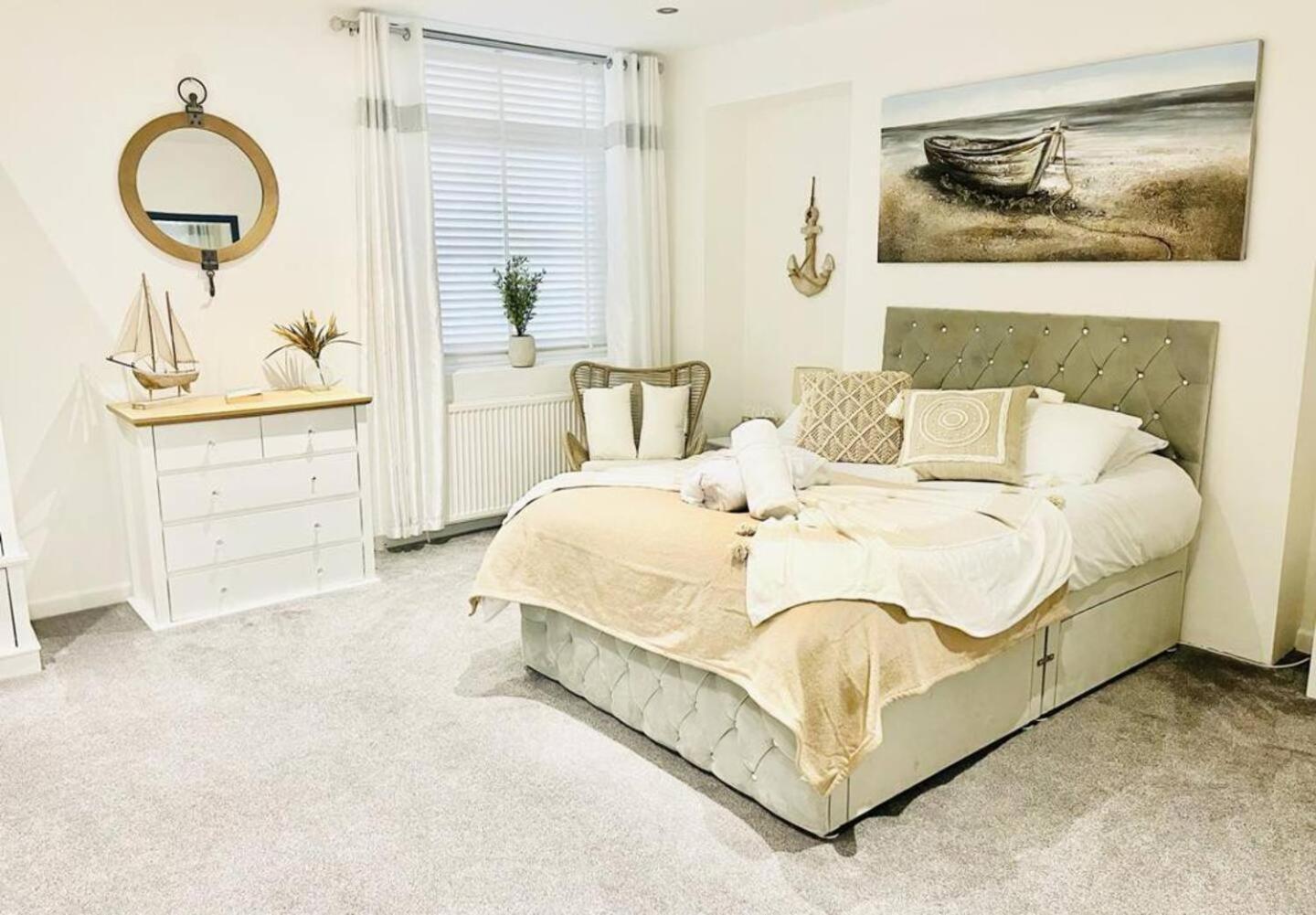 Stunning 3 Double Bedroom Beach Front Apartment Portsmouth Exteriör bild