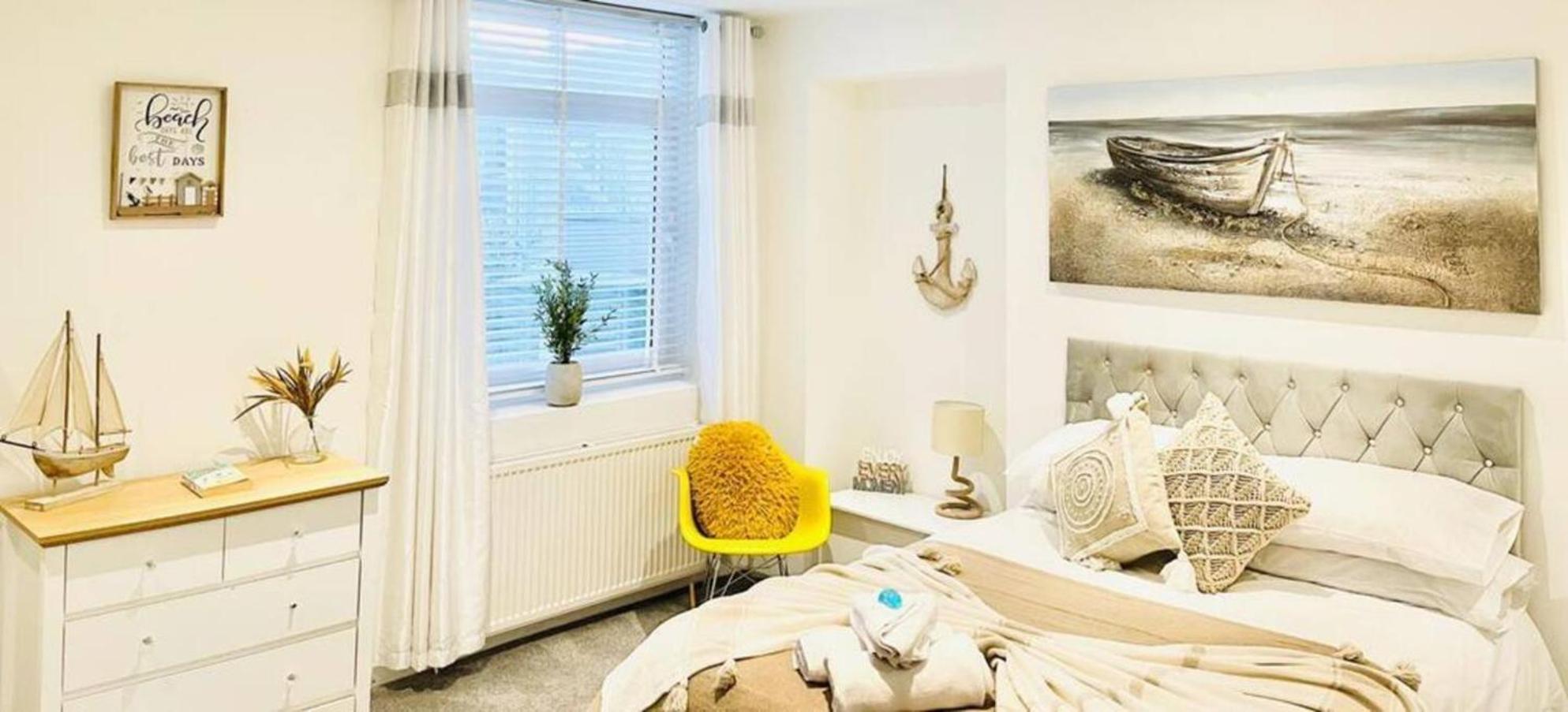 Stunning 3 Double Bedroom Beach Front Apartment Portsmouth Exteriör bild