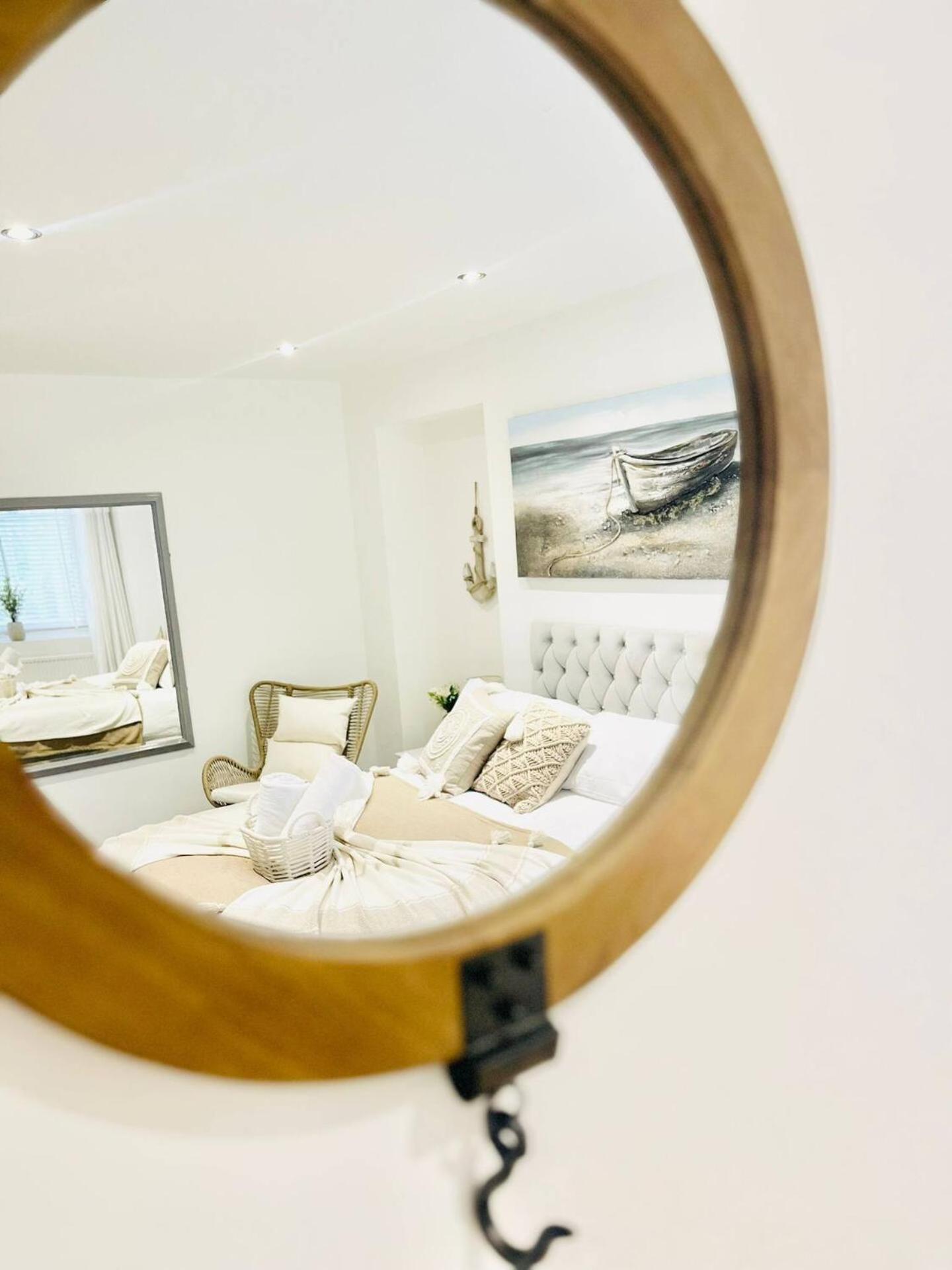 Stunning 3 Double Bedroom Beach Front Apartment Portsmouth Exteriör bild