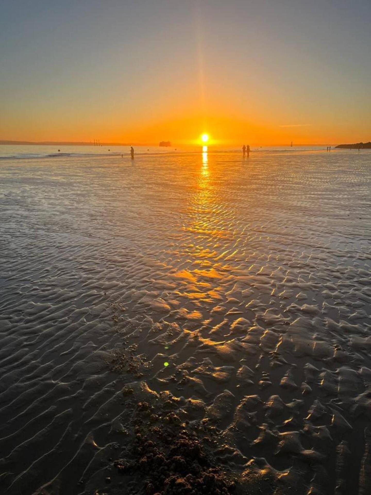 Stunning 3 Double Bedroom Beach Front Apartment Portsmouth Exteriör bild
