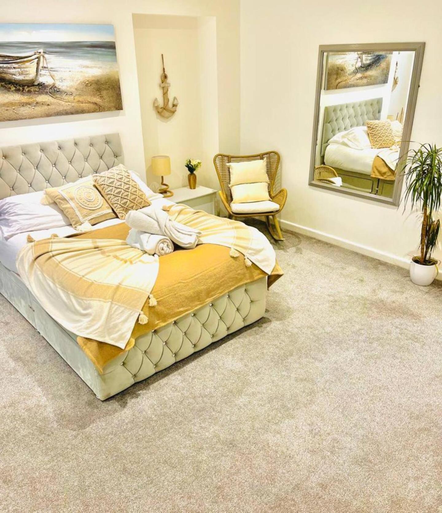 Stunning 3 Double Bedroom Beach Front Apartment Portsmouth Exteriör bild